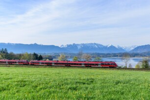 Regionalbahn passiert den Staffelsee nahe Murnau in Oberbayern